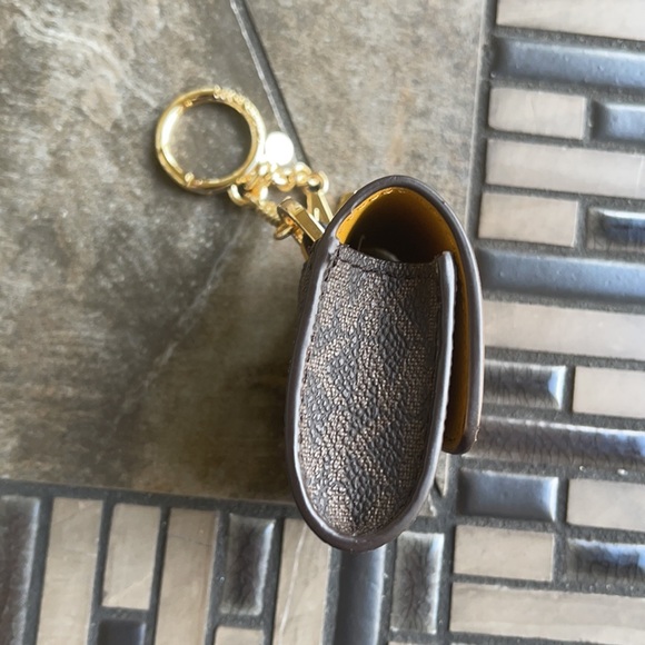 Michael Kors Jet Set Travel AirPod Case - Picture 5 of 16